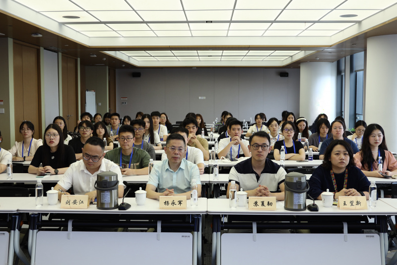 浙江大學(xué)經(jīng)濟學(xué)院、國際聯(lián)合商學(xué)院全國優(yōu)秀大學(xué)生夏令營到浙江東方參訪 劉安江（左一）楊永軍（左二）.jpg
